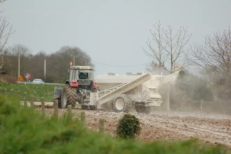 <em class="placeholder">Attention au surchaulage. Dans des rotations à dominantes céréales et colza, il ne faut pas chercher à passer à un pH de 7, mais s’en tenir à 6,5. Au-delà, on risque ...</em>