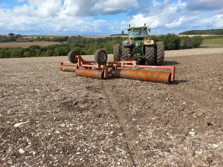 <em class="placeholder">Tracteur équipé d'un rouleau pour rappuyer le sol.</em>