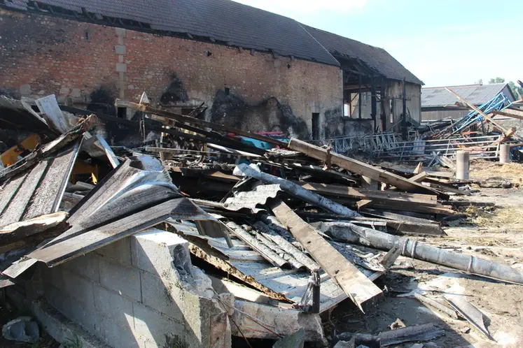 <em class="placeholder">Bâtiments agricoles dévastés après un incendie. sinistre. indemnisation assurances. dégâts du feu</em>