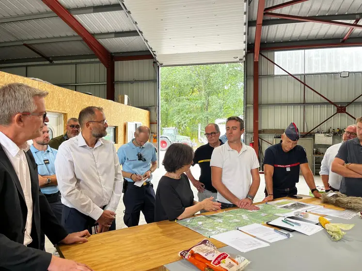 Guillaume Dubourg, au côté de la préfète Sophie Brocas, des pompiers et des gendarmes, le 31 juillet sur sa ferme à Cestas.