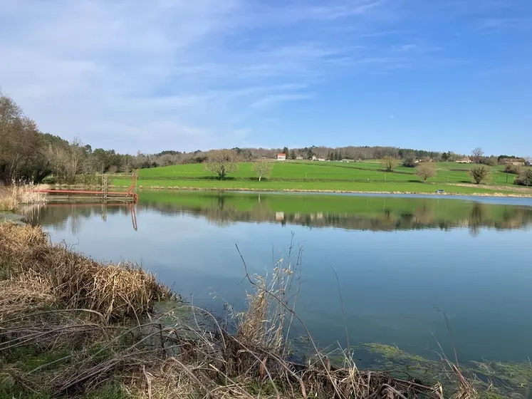 <em class="placeholder">Retenue collinaire en Dordogne.</em>