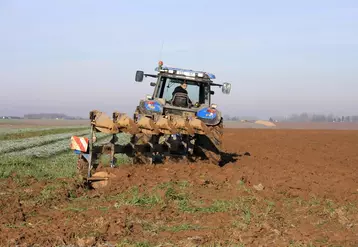 Décrié pour certains de ses impacts, le labour est cependant un outil encore très utilisé dans la gestion des adventices. © V. Marmuse