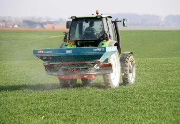 Remplacer l'urée par un engrais uréique avec inhibiteur d'uréase réduit les pertes d'azote par volatilisation, celles-ci étant préjudiciables sur le plan économique et environnemental. © V. Marmuse