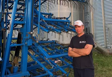 Hervé Auburtin, agriculteur à Saint-Jure (Moselle) : « Si des restrictions plus sévères s’appliquent sur les sols drainés, je pense recourir davantage au désherbage mécanique et introduire plus de culture de printemps dans la rotation. » © H. Auburtin