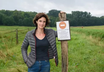 Face aux dégradations, Cécile Ruèche, agricultrice à Bailly dans les Yvelies, a installé des panneaux pour expliquer le rôle des bandes enherbées et en interdire l'accès. Ces zones tampons sont désormais mieux respectées.