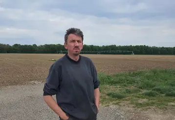 Maurice Guthmann, agriculteur à Dessenheim (Haut-Rhin), apprécie la simplicité de l'utilisation des drones pour épandre les trichogrammes contre la pyrale du maïs.