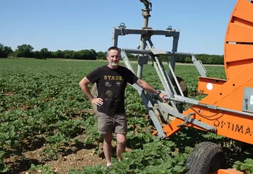 Laurent Billeaud, agriculteur à Vérines (17)"Avec un volume d’eau limité provenant d’un forage superficiel, je suis souvent obligé d’arrêter d’irriguer à partir de juillet ou août."