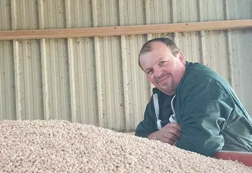 Adrien Defloraine, agriculteur à Rezonville (Moselle)   "En 2013-2014, nous avons changé notre rotation colza-blé-orge d’hiver en intégrant le pois et le tournesol et en abandonnant l’orge dont les rendements étaient décevants."