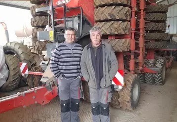 Laurent et Christophe Morin, agriculteurs à Prin-Deyrançon (Deux-Sèvres)   "Nous avons réduit de moitié la surface de maïs irrigable, à cause des restrictions d’eau préfectorales qui peuvent être imposées comme cela a été le cas en 2022."