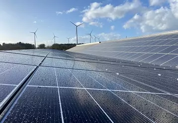 Différentes solutions existent pour valoriser l'électricité produite par une centrale solaire sur toiture.