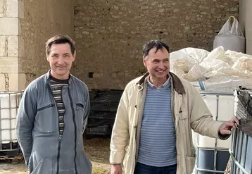 Régis et Jean-François Feignon, agriculteurs dans l'Indre, testent une nouvelle méthode pour enrichir les sols agricoles : l'incorporation de Lifofer, litière forestière fermentée.