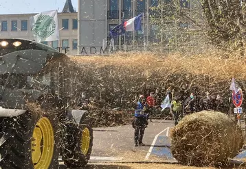 Manifestation le 2 avril à Evreux. La FNSEA Grand bassin parisien revendique la mobilisation de 5000 agriculteurs pour cette action annoncée comme un premier avertissement au gouvernement. © C. Baudart