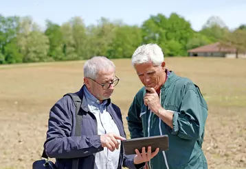 Un agriculteur avec son conseiller juridique dans une parcelle agricole