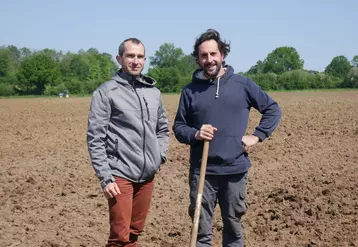 Alexandre Hatet (à gauche), conseiller à la chambre d'agriculture, accompagne Bastien Bourge, polyculteur éleveur en Sarthe, dans ses pratiques d'analyse de la vie ...