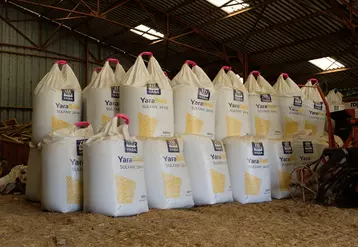 big bags d'engrais stockés dans un hangar agricole