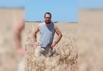 Alexandre Girard agriculteur à Grues en Vendée dans son champ de blé dur