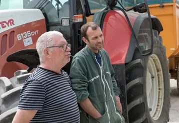 agriculteur et entrepreneurs en discussion avant les travaux des champs