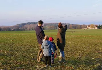 Famille agricole, père avec sa fille et ses petits-enfants dans une parcelle agricole
