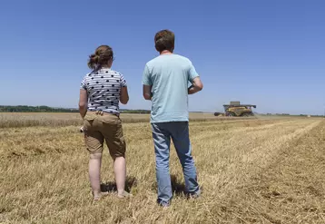 Moisson dans l' Indre près d' Issoudun le 8 juillet 2022. Agriculteur et sa fille dans une parcelle de blé