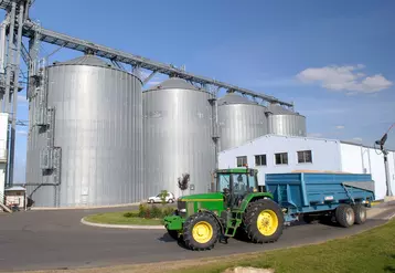 Livraison de la récolte de céréales à la coopérative Agralys. 