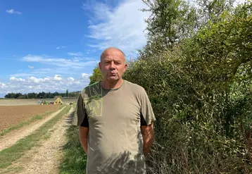 Valère Ricard, agriculteur à Saint-Fuscien (Somme)"Pour l'entretien de la clôture et pour le rang de maïs qui a été sacrifié, je touche une indemnité de la part de la ...