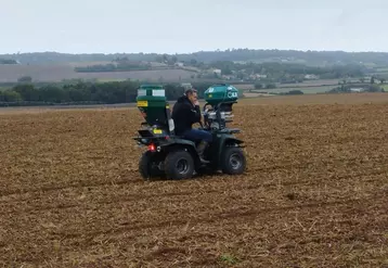 Epandage d'anti-limaces avec un quad équipé de deux épandeurs centrifuges.  