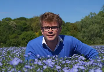 <em class="placeholder">Quentin Pointereau, producteur de grandes cultures à à Lugny-Bourbonnais, dans le Cher, dans un champ de lin en fleur</em>