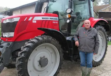 <em class="placeholder">Bernard Cochon, agriculteur, au pied de son tracteur Massey Ferguson.</em>