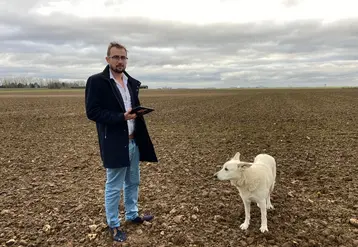 <em class="placeholder">Ghislain de La Forge, jeune agriculteur installé depuis 2020 à Marsainvilliers, dans le Loiret, devant sa parcelle de blé</em>