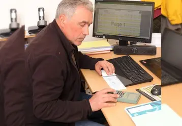 <em class="placeholder">Vigneron controlant sa tresorerie en especes et effectuant un paiement par cheque. </em>