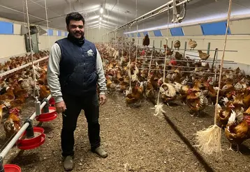<em class="placeholder">Corentin Chateignier dans un des ses quatre bâtiments de volailles Label rouge sur son exploitation en Eure-et-Loir</em>