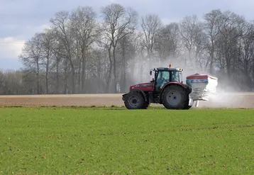 <em class="placeholder">Tracteur épandant de l&#039;azote dans une parcelle de blé.</em>