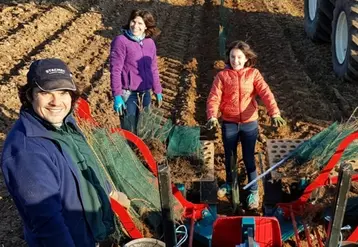 <em class="placeholder">Jean-François Langlet, agriculteur à Maretz dans le Nord, lors d&#039;un chantier de plantation de haies avec sa soeur et sa fille en 2021</em>