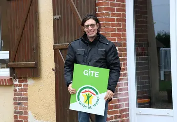 <em class="placeholder">Guillaume Bodet est agriculteur à Aufferville, en Eure-et-Loir devant son gîte à la ferme </em>