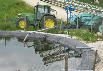 Remplissage d'un pulvérisateur à  partir d'une réserve d'eau.