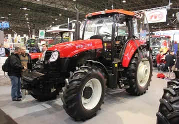 Agriculteurs devant un tracteur.