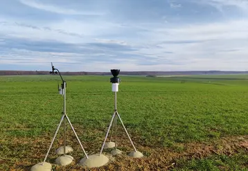<em class="placeholder">Station météo Sencrop avec anémomètre et pluviomètre devant une parcelle de céréales.</em>