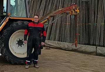 <em class="placeholder">Jany Valin agriculteur dans la Marne dans la cour de sa ferme devant son tracteur</em>