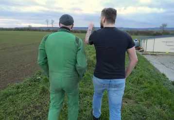 <em class="placeholder">Cédant et repreneur en discussion dans un champ pour une reprise d&#039;exploitation</em>