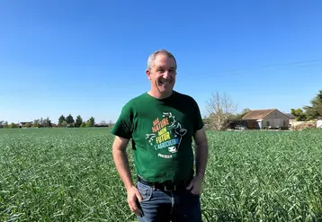 <em class="placeholder">Laurent Lambert, agriculteur dans la Vienne, dans une parcelle de Cive.</em>