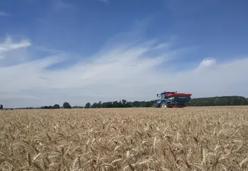 <em class="placeholder">Semis de couvert d&#039;interculture dans la céréale avec un épandeur à engrais</em>
