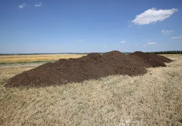 <em class="placeholder">Tas de compost vegetal dans une parcelle cerealiere avant son epandage. </em>