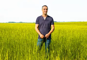 <em class="placeholder">Simon Berland, agriculteur bio en Vendée, dans une parcelle de petit épeautre.</em>