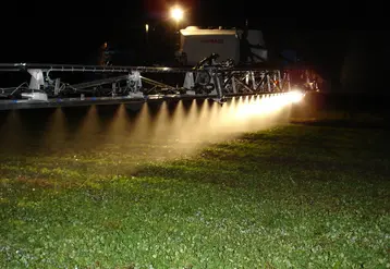 <em class="placeholder">Traitement de nuit dans une parcelle de grandes cultures.</em>