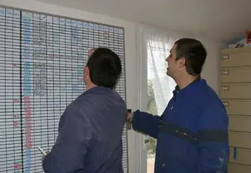 <em class="placeholder">Employeur et employé devant un planning salarié.</em>