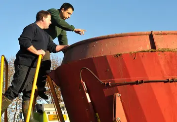 <em class="placeholder">Eleveur donnant les instructions à son salarié. Agriculteur employeur. Transmission des consignes. Discussion près de la distributrice d'aliment. Explication des tâches ...</em>