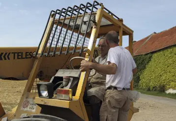 <em class="placeholder">Agriculteur à la retraite avec son fils conduisant un valet de ferme.  </em>