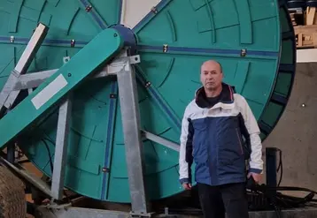 <em class="placeholder">Thierry Boudaud président de la Coop de l’eau 79 devant un enrouleur.</em>