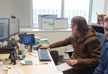 Un agent de la DDT et un agriculteur devant un PC.