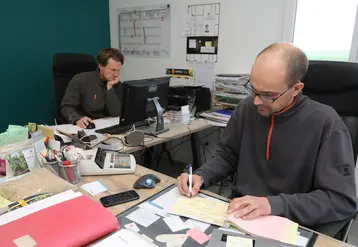 <em class="placeholder">Agriculteur effectuant des taches administratives dans son bureau.</em>